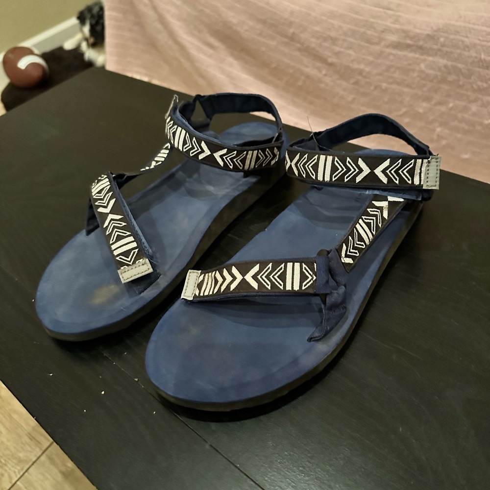 American Eagle men’s hiking sandals